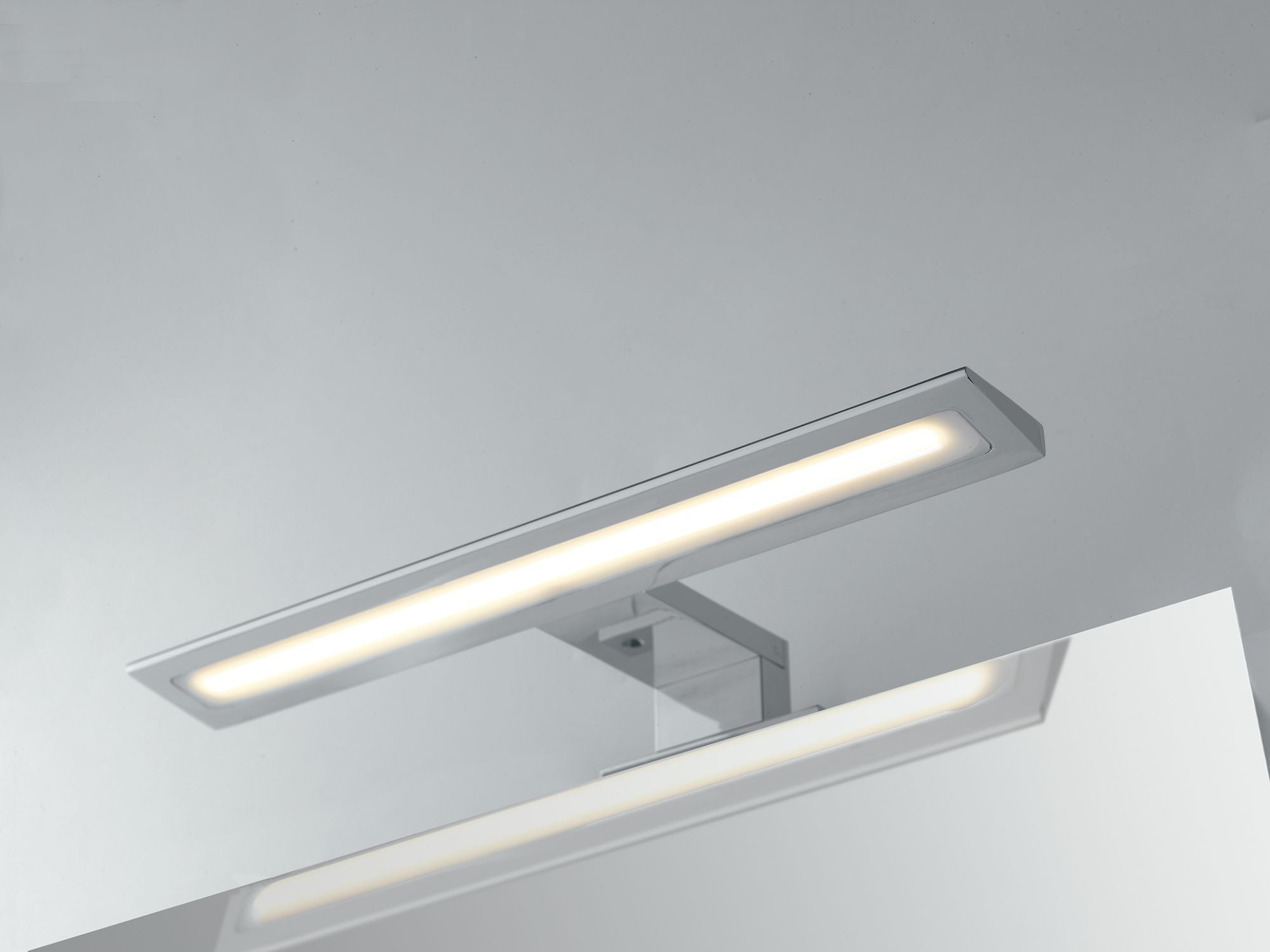 Applique da specchio led integrato con struttura in alluminio e diffusore in acrilico con fissaggio su cornice o su specchio 8W 910lm 4000°k collezione WALLY Applique da specchio led integrato con struttura in alluminio e diffusore in acrilico con fissaggio su cornice o su specchio 8W 910lm 4000°k collezione WALLY